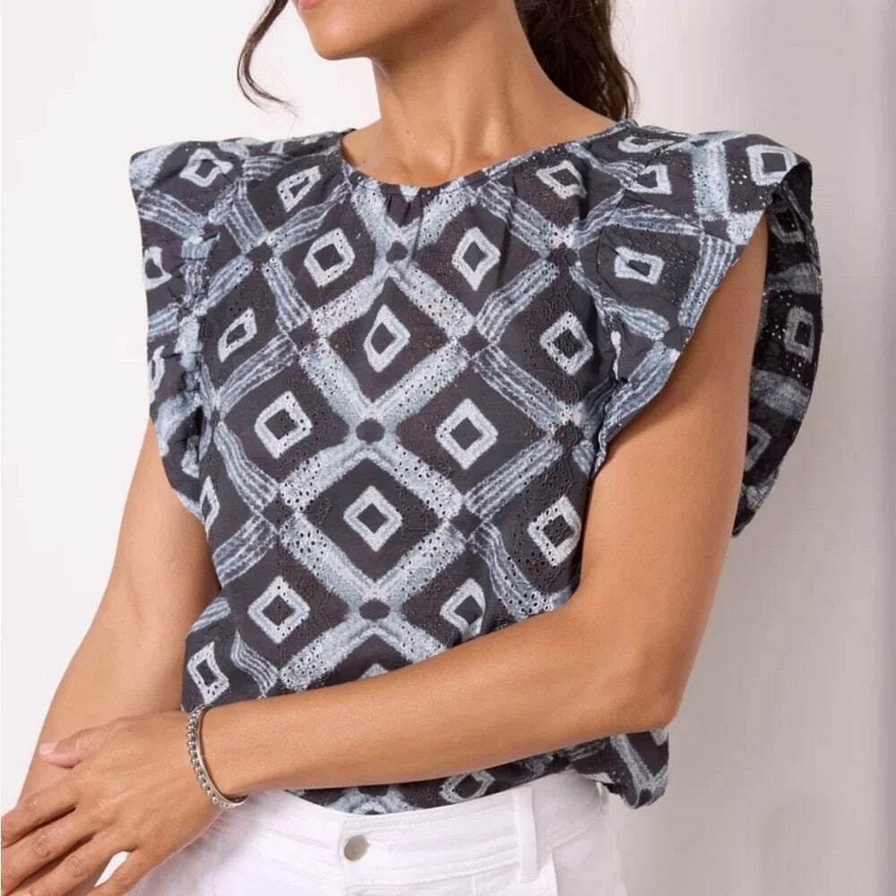 Evereve Black & White Geometric Ruffle Sleeve Top